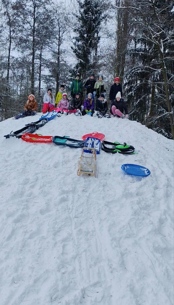 Čtvrťáci zdraví ze svahu.jpg